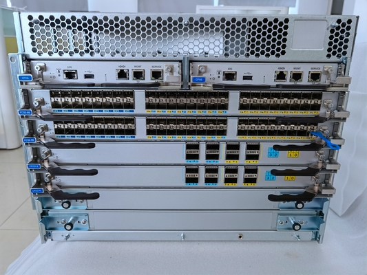 هشت اسلات تیغه عمودی Brocade X6-8 Director Gen6 کانال فیبر 16U Brocade POD مجوز